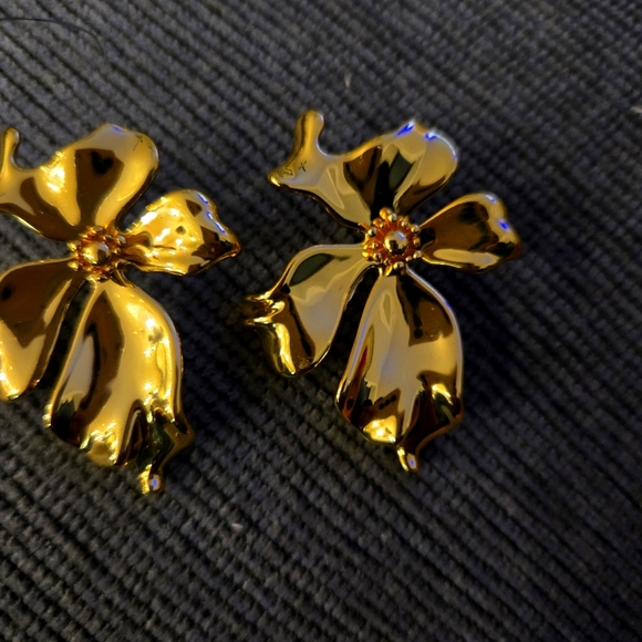 18kgp Celine Elegant Gold Flower Earrings - Picture 1 of 8